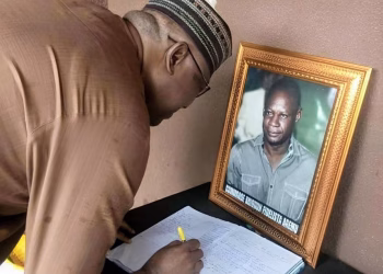 GBENGA HASHIM VISITS FAMILY OF LATE AREMSON, CONDOLES WITH FAMILY, SAYS A GREAT STAR HAS FALLEN